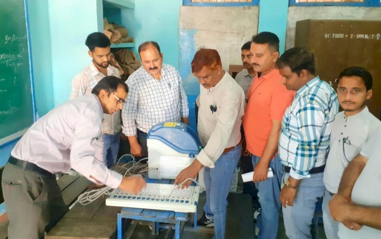 पीठासीन और मतदान अधिकारियों को समझाई मतदान प्रक्रिया, ब्वायज स्कूल नादौन में शुरू हुआ पहले दौर का पूर्वाभ्यास