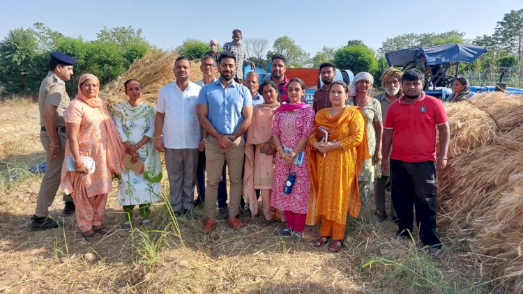 ...एक किसान से किए वादे को निभाने खेतों में पहुंचे डीसी जतिन लाल