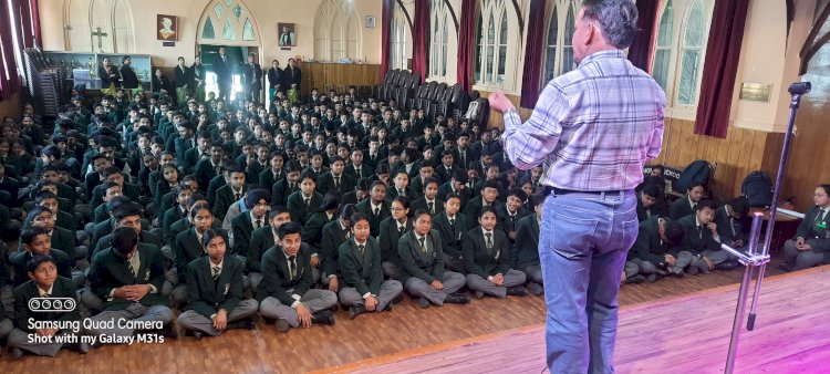 सेंट थॉमस के छात्राओं को बताया मतदान का महत्व