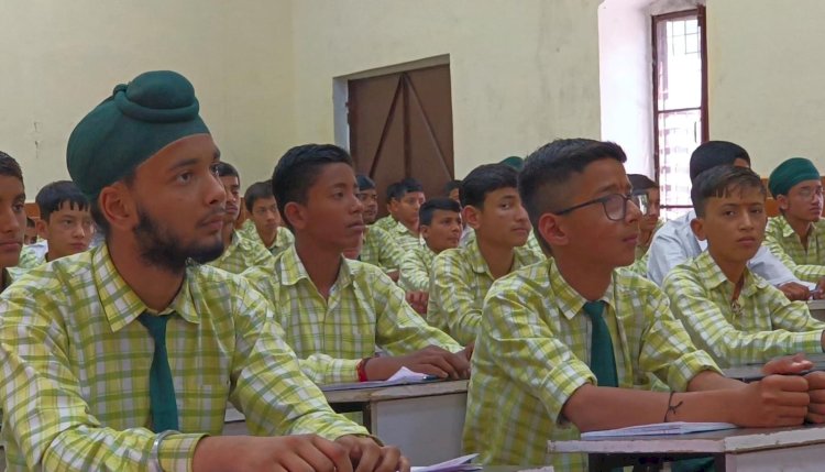 शमशेर स्कूल में नशा जागरूकता पर कार्यक्रम, SSP सिरमौर रमन कुमार मीणा रहे मौजूद