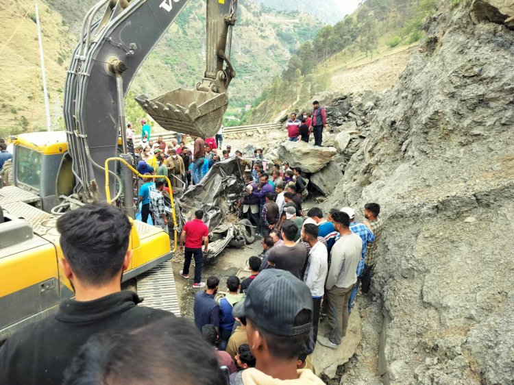 सनेल में मलबे की चपेट में आया वाहन, दो लोगों मौत