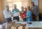 मतदाता जागरूकता पर महक का आमंत्रण कार्ड सबसे उत्कृष्ट, सहायक रिटर्निंग अधिकारी ने किया सम्मानित