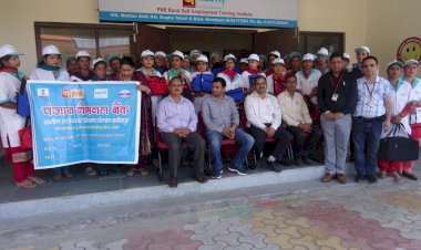 आरसेटी में महिलाओं सीखा बैग बनाना