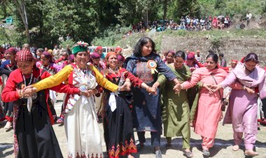 उपायुक्त  कुल्लू तोरुल एस  रवीश  ने किया सेंज मेले के तीसरे दिन महा नाटी का शुभारंभ।