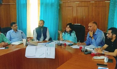 व्यय पर्यवेक्षक ने बंगाणा में अधिकारियों के साथ की बैठक