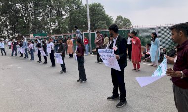 एसएफआई ने छात्र मांगों को लेकर परिसर में किया धरना प्रदर्शन