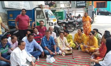 भाजपा पार्षदों ने दिया धरना,कार्यकारी अधिकारी पर अनदेखी के आरोप, आवारा कुत्तों की समस्या से जूझ रहे शहर के कई वार्ड,