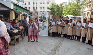 वोट डालने जाना है, लोकतंत्र के महापर्व को मिलकर हमें मनाना है, के संदेश से जागरूक किए मतदाता
