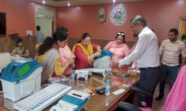 महिला पीठासीन अधिकारियों और मतदान अधिकारियों को समझाई ईवीएम-वीवीपैट की कार्यप्रणाली