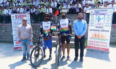 साइकिलिस्ट जसप्रीत पॉल पहुंचे रामपुर, छात्रों को बताया मतदान का महत्व