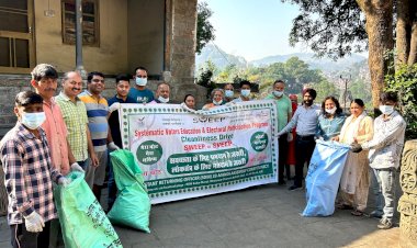 मतदाता जागरूकता का संदेश देने के लिए अधिकारियों ने स्थानीय लोगों के साथ मिलकर की सार्वजनिक जगहों की साफ-सफाई