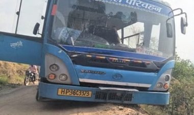 एचआरटीसी बस का स्टीयरिंग जाम हुआ,हादसा टला