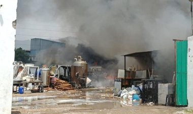 दवा फैक्ट्री के स्क्रैप यार्ड में लगी आग,लाखों का नुकसान