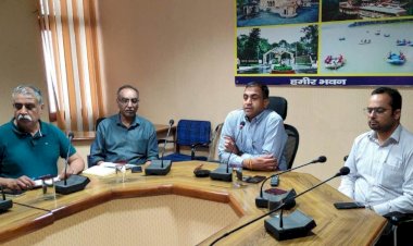 कमीशनिंग के बाद स्ट्रांग रूम्स में रखीं ईवीएम-वीवीपैट