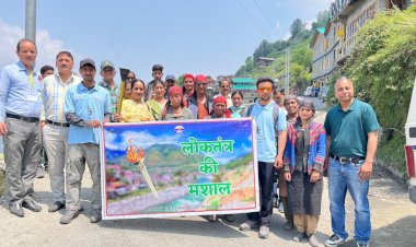 बंजार विधानसभा क्षेत्र के सोझा से उपायुक्त कुल्लू ने  किया लोकतंत्र की मशाल को रवाना