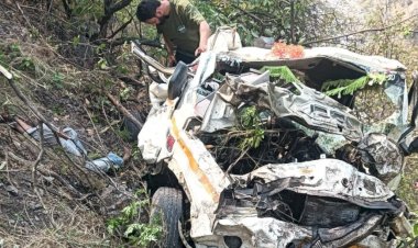 कार से टकराकर खाई में गिरी पिकअप , दो की मौके पर ही मौत