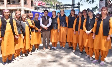 स्वयं सहायता समूह की महिलाओं ने ली मतदान की शपथ, बुजुर्गों ने मतदान करने का किया आग्रह