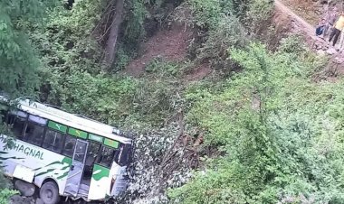 प्रधानमंत्री मोदी की रैली में गई बस खाई में गिरी, चालक की मौत