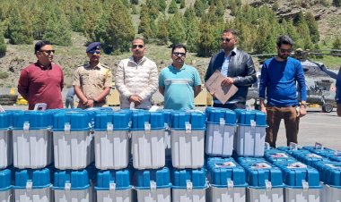 केलांग से वायु सेना के हेलीकॉप्टर से कड़ी सुरक्षा में पहुंचाई गई  काजा में ईवीएम मशीनें