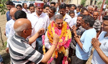 मुरझाए हुए फूल से चुनाव लड़ रहे बिकाऊ विधायक : मुख्यमंत्री