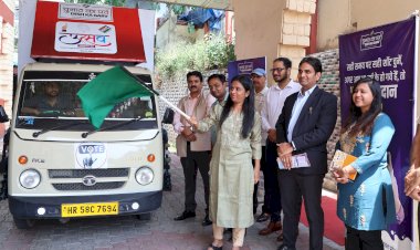 मंडलायुक्त ने रवाना किया लोकतंत्र उत्सव वाहन, हस्ताक्षर अभियान से दिया वोट डालने का संदेश