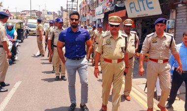 पुलिस ने फ्लैग मार्च निकालकर दिया भय मुक्त मतदान करने का संदेश