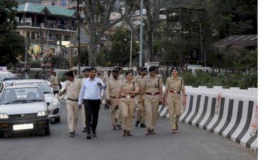 चुनाव प्रचार की अवधि खत्म होते ही धर्मशाला में सुरक्षा कर्मियों ने किया फ्लैग मार्च