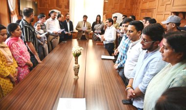 रिटर्निंग अधिकारी ने दिलाई मतदाता शपथ