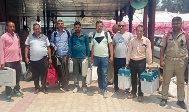 पोलिंग पार्टियां अपने गंतव्य को रवाना