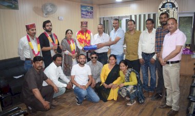 जिला लोक संपर्क अधिकारी कुल्लू  नरेंद्र शर्मा लोकसंपर्क विभाग में 20 साल की सेवा देने के उपरान्त हुए सेवानिवृत