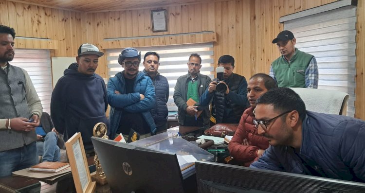 केलांग में किया ईवीएम वीवीपेट मशीनों का प्रथम रेंडमाइजेशन
