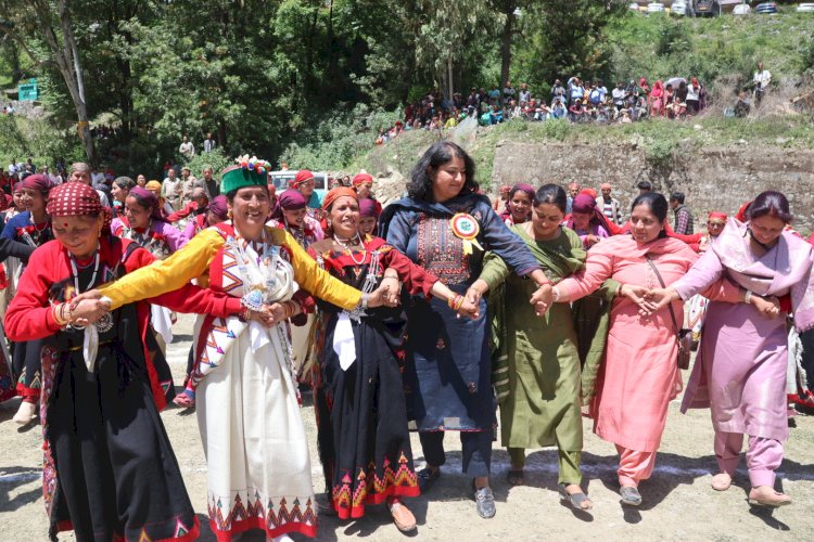 उपायुक्त  कुल्लू तोरुल एस  रवीश  ने किया सेंज मेले के तीसरे दिन महा नाटी का शुभारंभ।