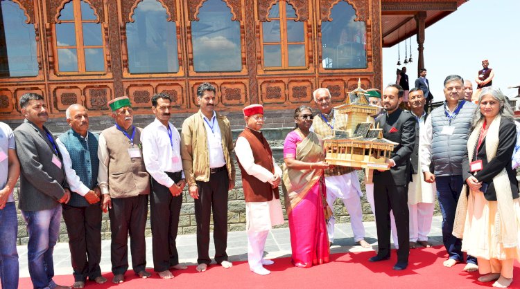 राज्यपाल ने राष्ट्रपति को भेंट किया स्मृति चिन्ह