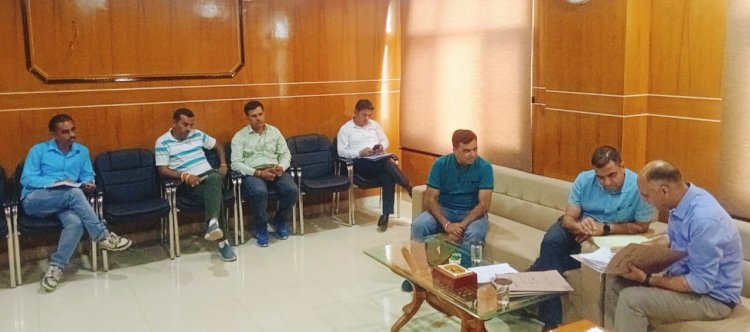 सामान्य पर्यवेक्षक ने गगरेट और बंगाणा में अधिकारियों से ली चुनाव प्रबंधों की जानकारी, दिए आवश्यक दिशा-निर्देश