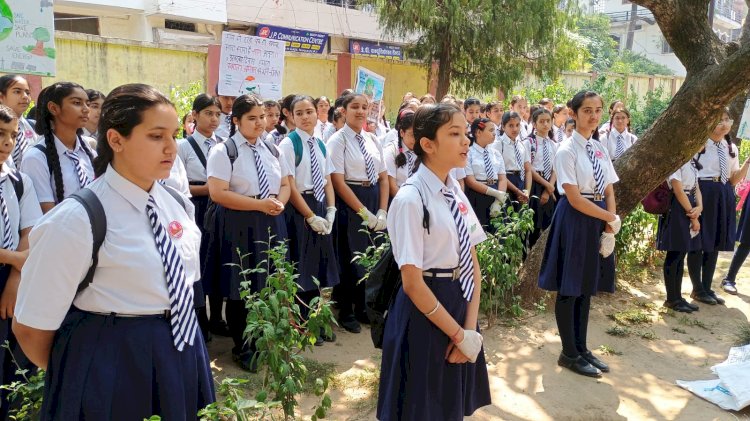 कारमल कॉन्वेंट स्कूल के छात्रों ने पर्यावरण रैली का किया आयोजन