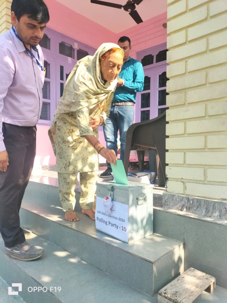 लोकसभा चुनाव के लिए मतदान शुरू, 85 वर्ष से अधिक आयु के बुजुर्गों और दिव्यांग मतदाताओं ने घर से किया मतदान