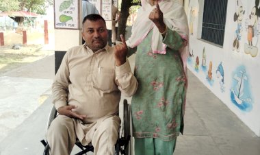 100 प्रतिशत दिव्यांग राजन ने अपनी 80 साल की माता के साथ मतदान किया