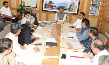 मुख्यमंत्री ने सड़क परियोजनाओं के निर्माण कार्यों की समीक्षा की