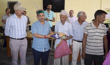 कृषि संबंधी योजनाओं की जानकारी ग्रामीणों तक पहुंचाएं: पठानिया