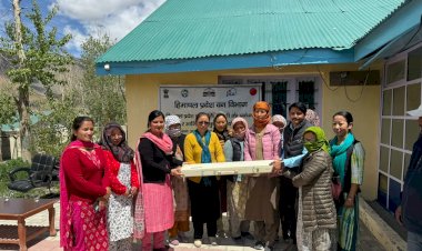 स्पीति के स्वयं सहायता समूहों को वितरित की ऑटोमैटिक बुनाई मशीनें