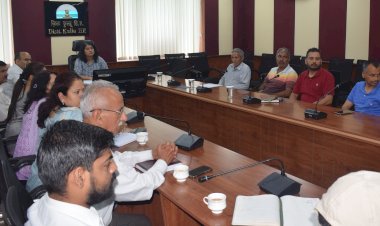 सेब सीजन 2024 की तैयारियों को लेकर उपायुक्त तोरुल एस रवीश  की अध्यक्षता में बैठक