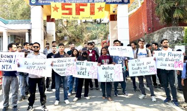 एसएफआई ने विश्वविद्यालय में  NTA के खिलाफ NEET परीक्षा में हुए भ्रष्टाचार एवं कुप्रबंधन के खिलाफ धरना प्रदर्शन किया