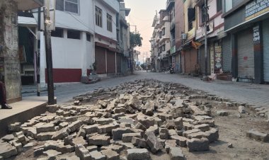 टारिंग पर 1,50 करोड़ खर्च हो रहा है शहर की प्रमुख सड़क पर, 2 करोड़ की इंटर लॉक टाइल्स उखाड़ी