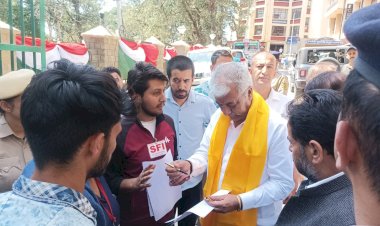 एसएफआई  ने छात्र मांगो को लेकर विश्वविद्यालय में किया धरना प्रदर्शन