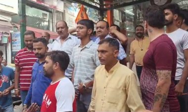 गाय काटते हुए वीडियो व फोटो  वायरल किया,हिन्दु संगठनों ने की नारेबाजी,आरोपी दुकानदार की पुलिस में शिकायत...