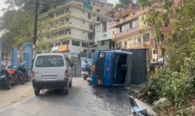 कारमल स्कु ल के तीखे मोड़ पर सीमेंट से लदा ट्रक पलटा, यातायात रहा बाधित