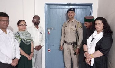 ई.वी.एम. व वी.वी.पैट. मशीनों नोडल अधिकारियों को सौंपी