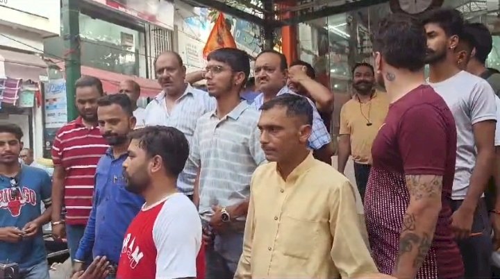 गाय काटते हुए वीडियो व फोटो वायरल किया,हिन्दु संगठनों ने की नारेबाजी,आरोपी दुकानदार की पुलिस में शिकायत...