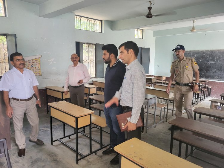 निर्वाचन आयोग के पर्यवेक्षकों ने किया निरीक्षण, मतदान केंद्रों का भी किया दौरा