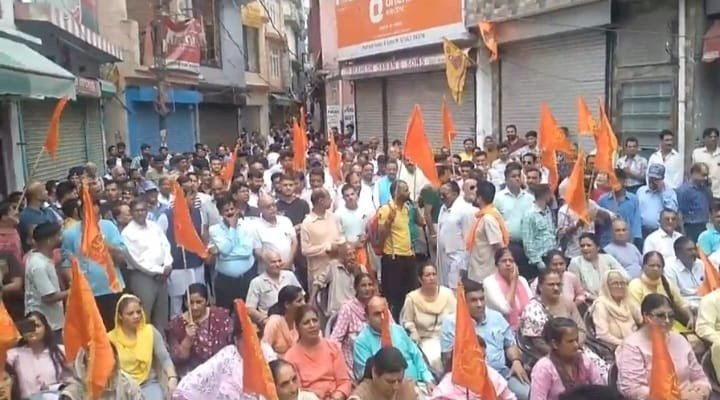 हिन्दु संगठनों का भारी प्रर्दशन, शहर का माहौल बिगाडऩे की साजिश रचने वाले तत्वों पर कानूनी कारवाई की मांग,
